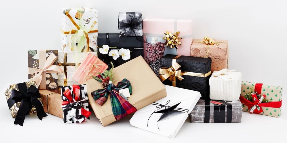 Чем лучше упаковать подарок, полисилком или бумагой?