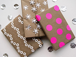 Как упаковать новогодний подарок в бумагу и пленку