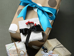 Как упаковать коробку в праздничную крафт-бумагу